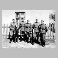 042-0010 Ursel Stadie mit einer Gruppe Wehrmachtsangehoeriger neben dem Wohnhaus Otto Stadie.JPG